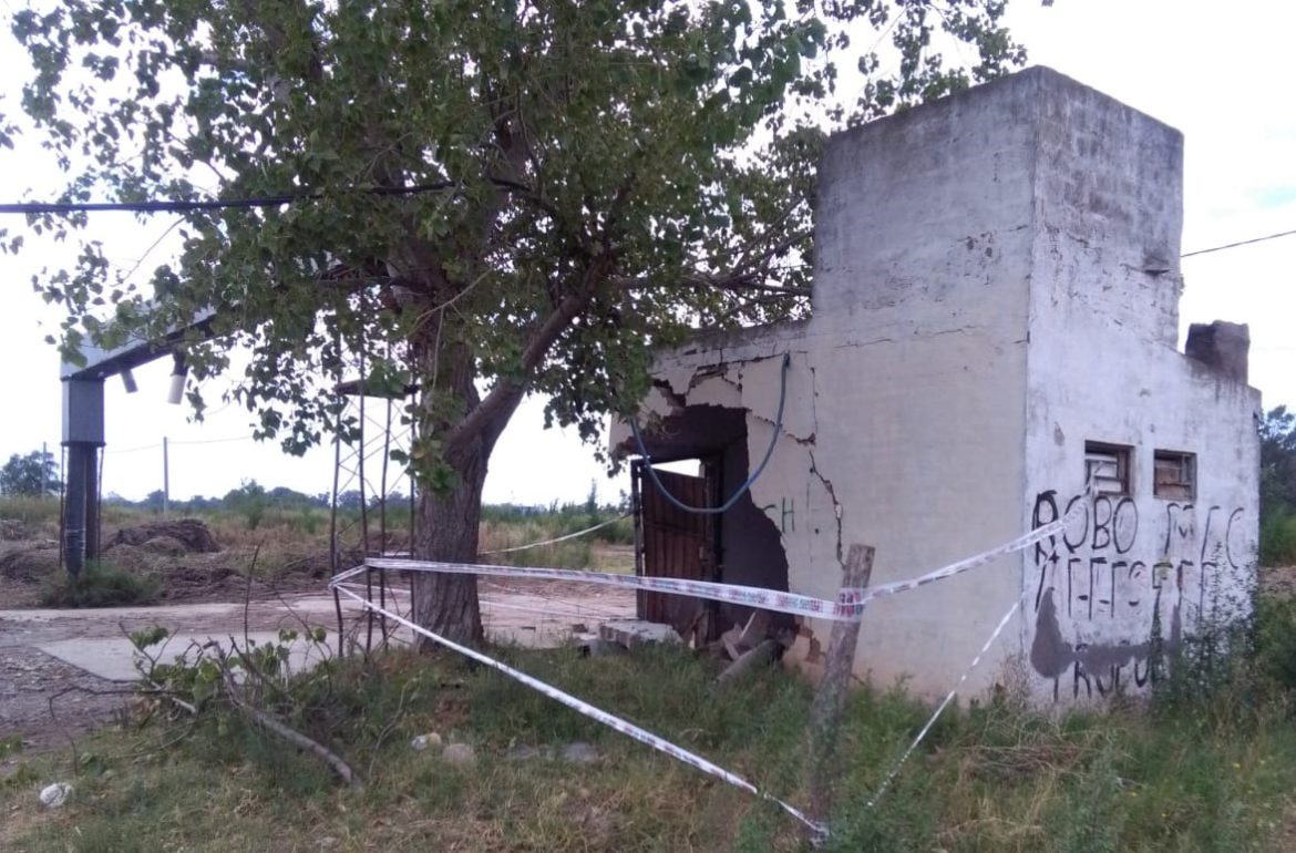 Chocaron contra la sala de carga de camiones regadores
