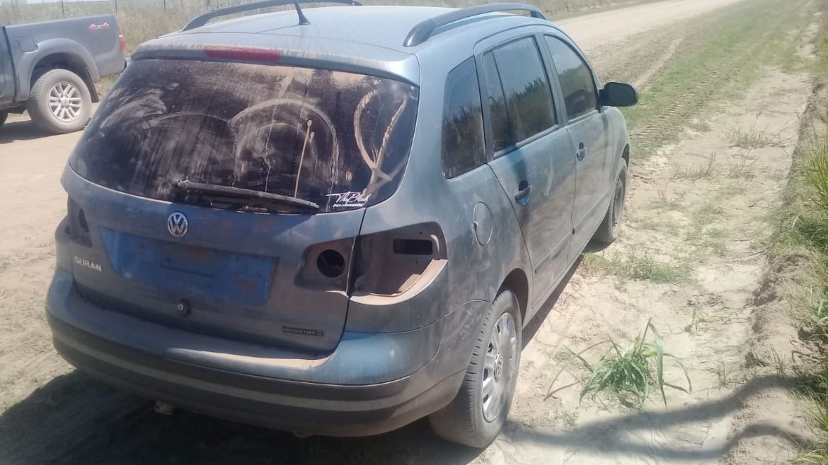 En un camino vecinal hallaron un auto robado en Santa Rosa