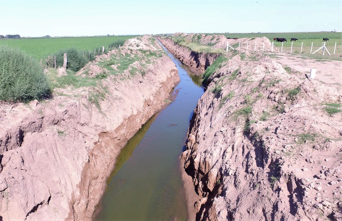 En el sur de Córdoba denuncian que el Canal Norte de La Pampa generó un «dique» que inundó campos