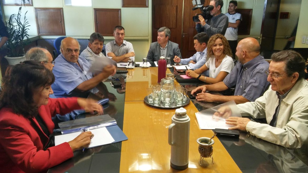 La Intersindical se fue de la reunión con el Gobierno y no escuchó el ofrecimiento salarial