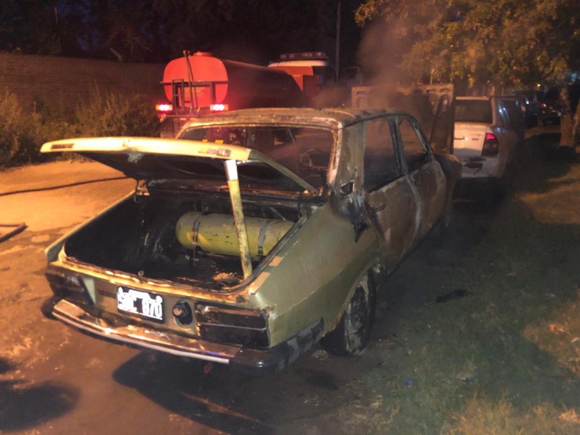 Prendieron fuego un Renault 12 en Santa Rosa