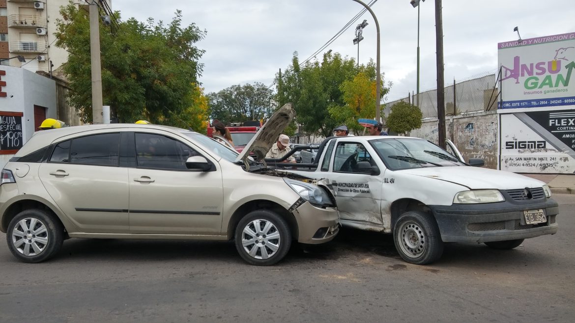 Choque entre un auto y una camioneta municipal