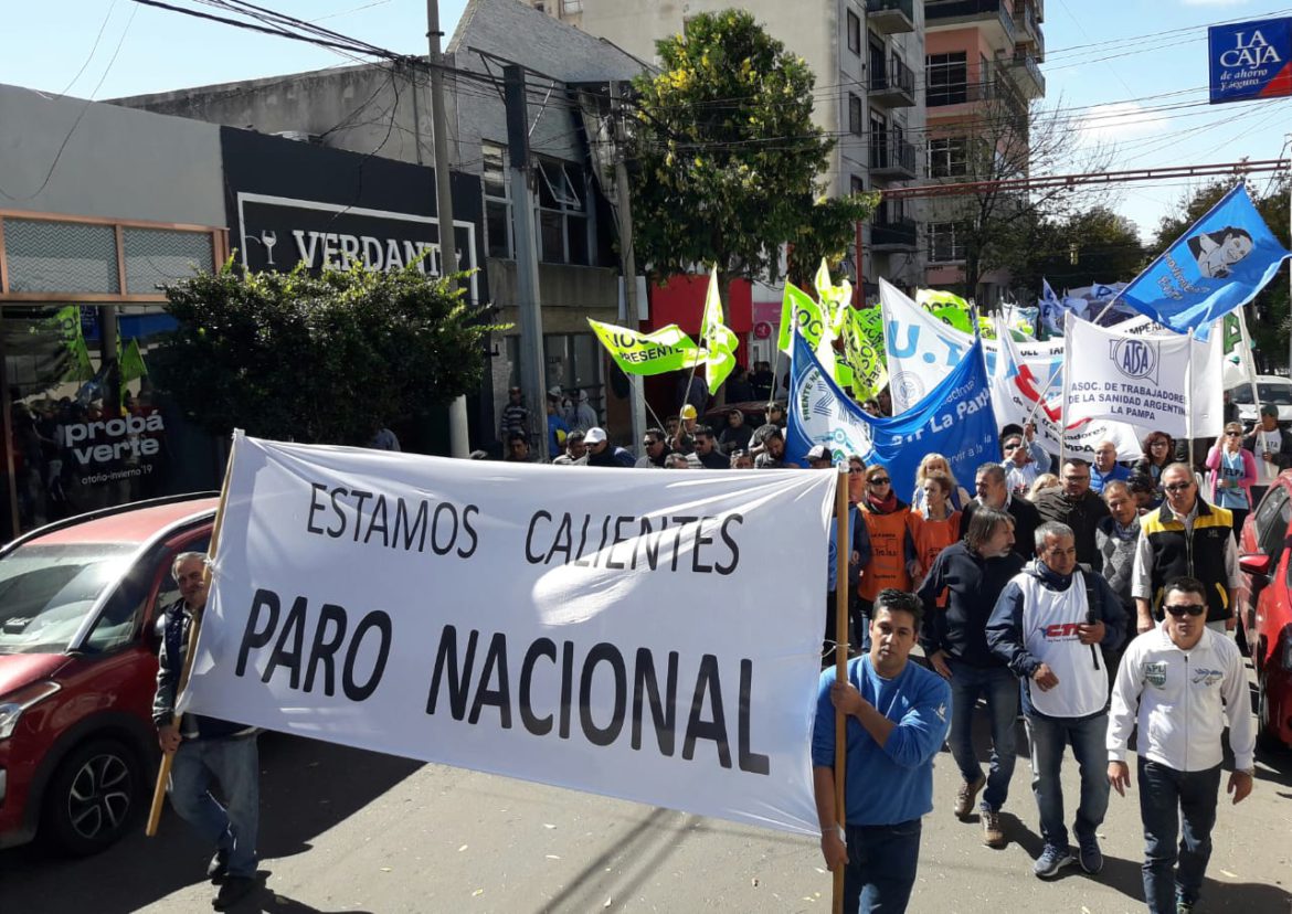 Gremios marchan en Santa Rosa y reclaman un paro nacional
