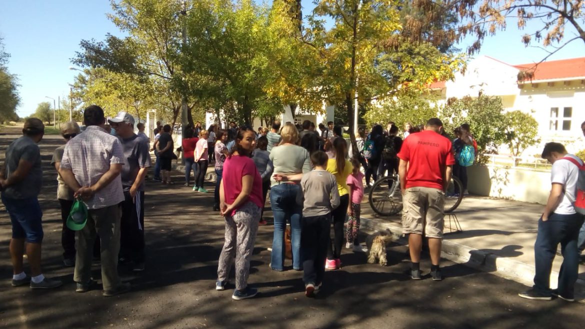 Destrozos en escuela de Ataliva: vecinos encabezaron una manifestación