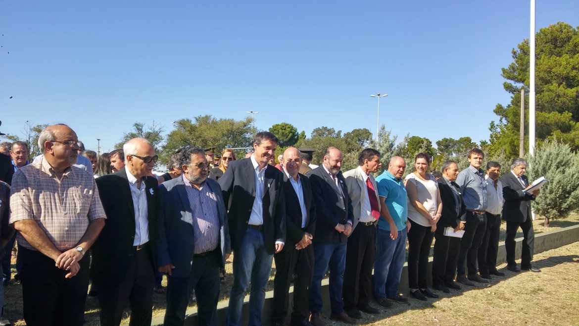 Funcionario hizo campaña en el acto de Malvinas y un hijo de un excombatiente lo echó