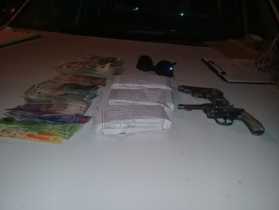 Con una pistola de juguete y un revólver asaltó una estación de servicio