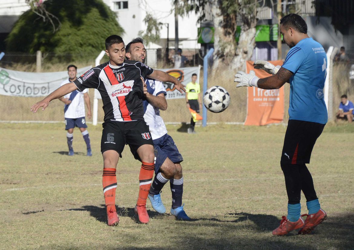 Deportivo Rivera empató y se mantiene en la cima