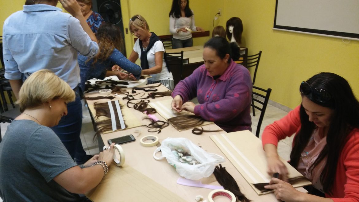 Dictaron taller de confección de pelucas para pacientes oncológicos