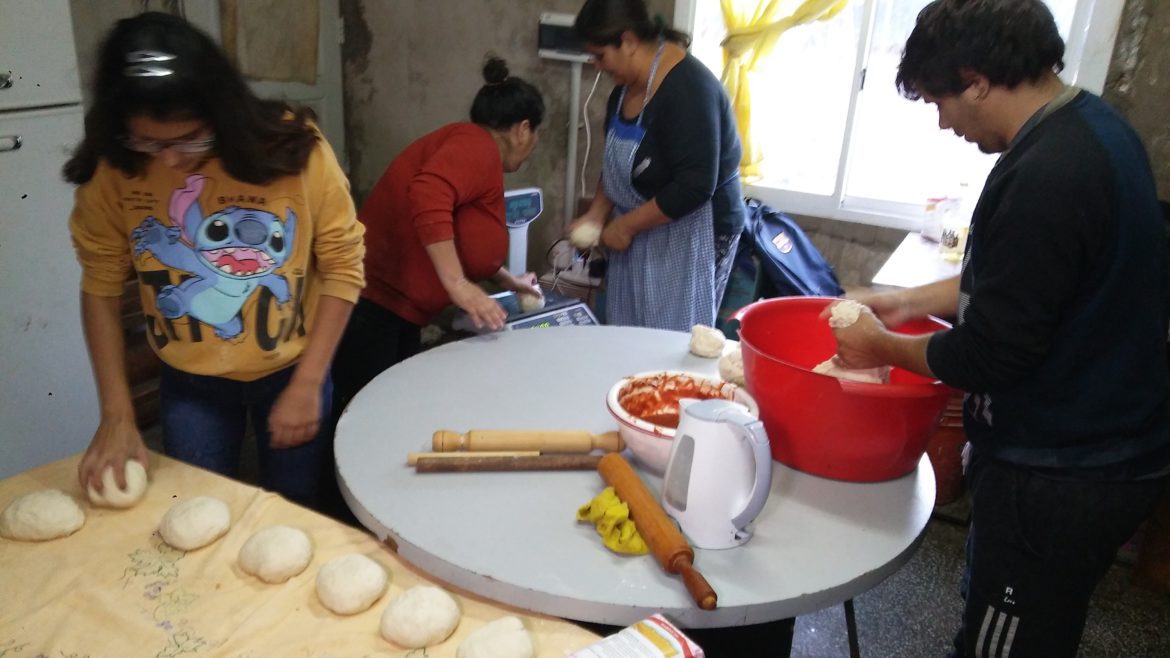 Pizzeada solidaria en el desayunador de Villa Germinal