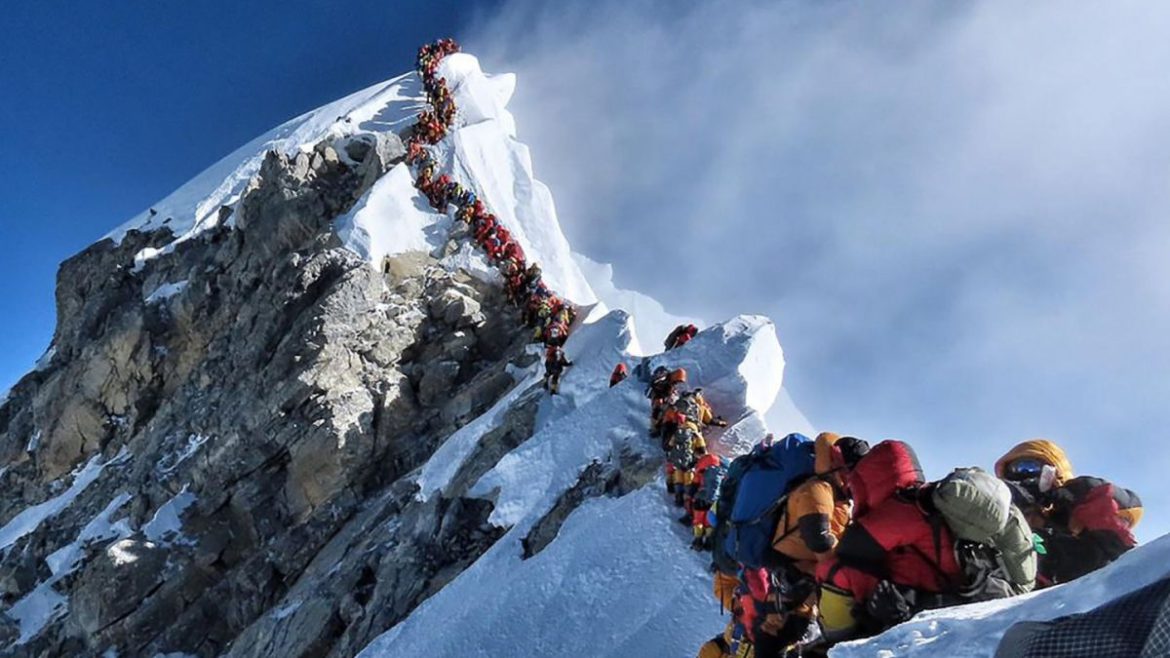 Murieron otros dos alpinistas y ya son diez las víctimas fatales del atasco en el Everest