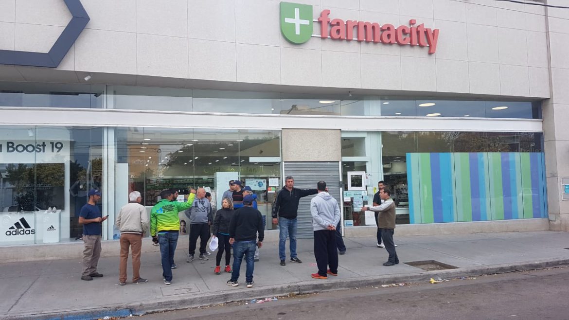 Hicieron cerrar locales de Farmacity que abrieron en el Día del Trabajador