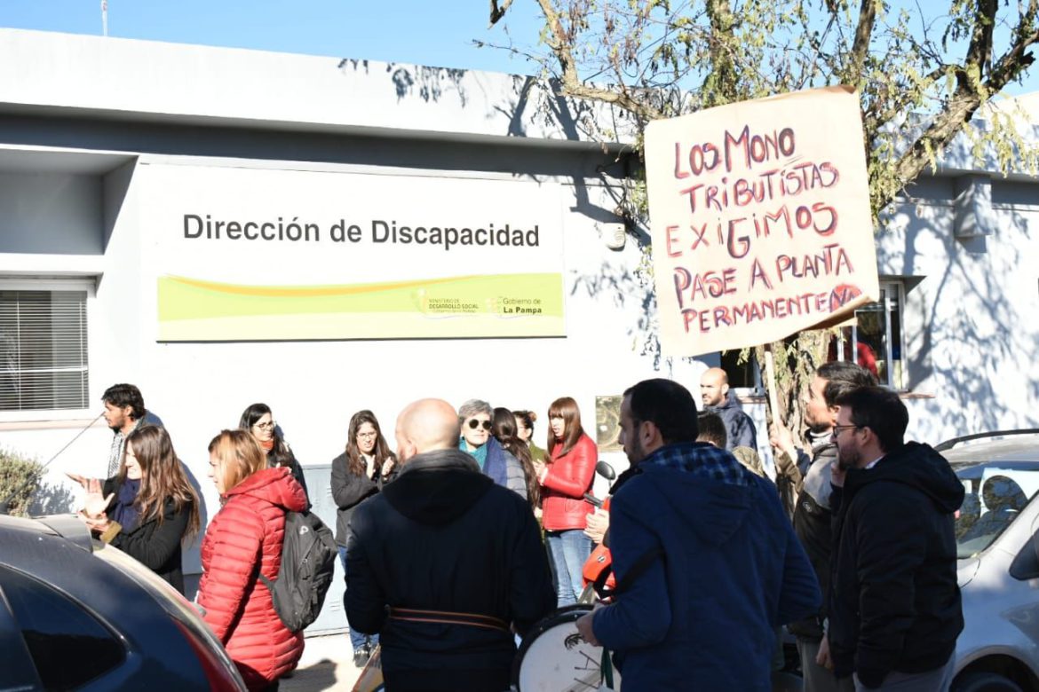 Trabajadores precarizados profundizan medidas de fuerza