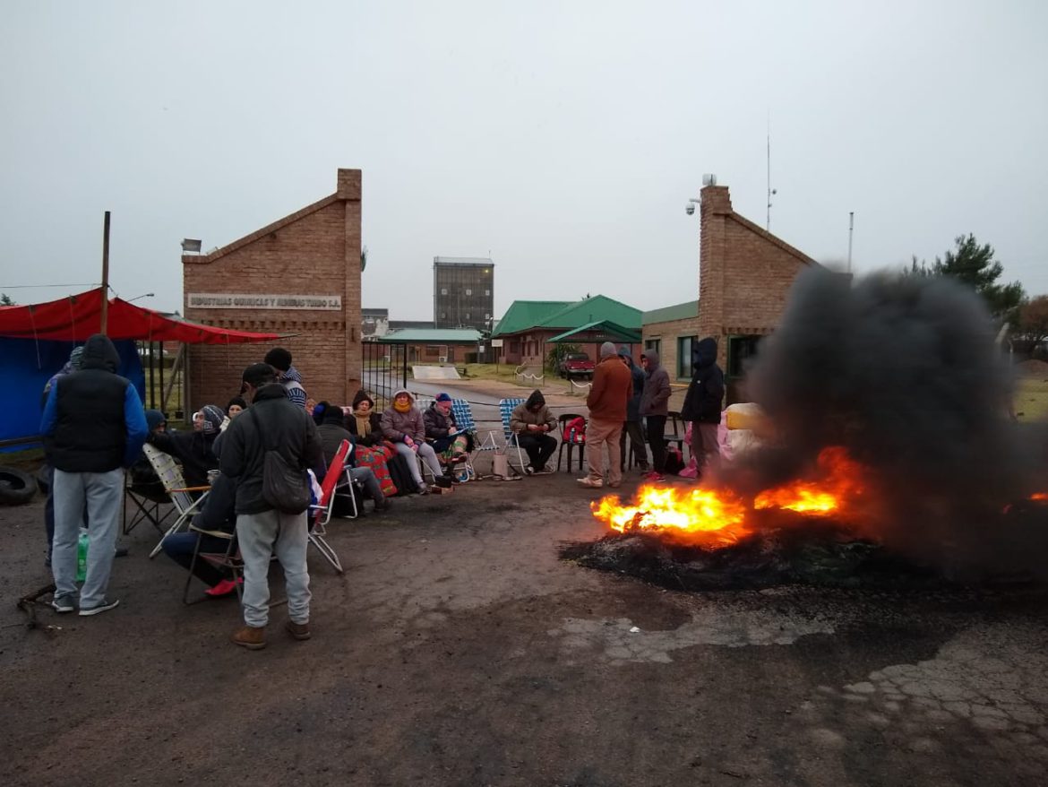 San Martín: trabajadores de la salinera Timbó bloquean ingreso por despidos
