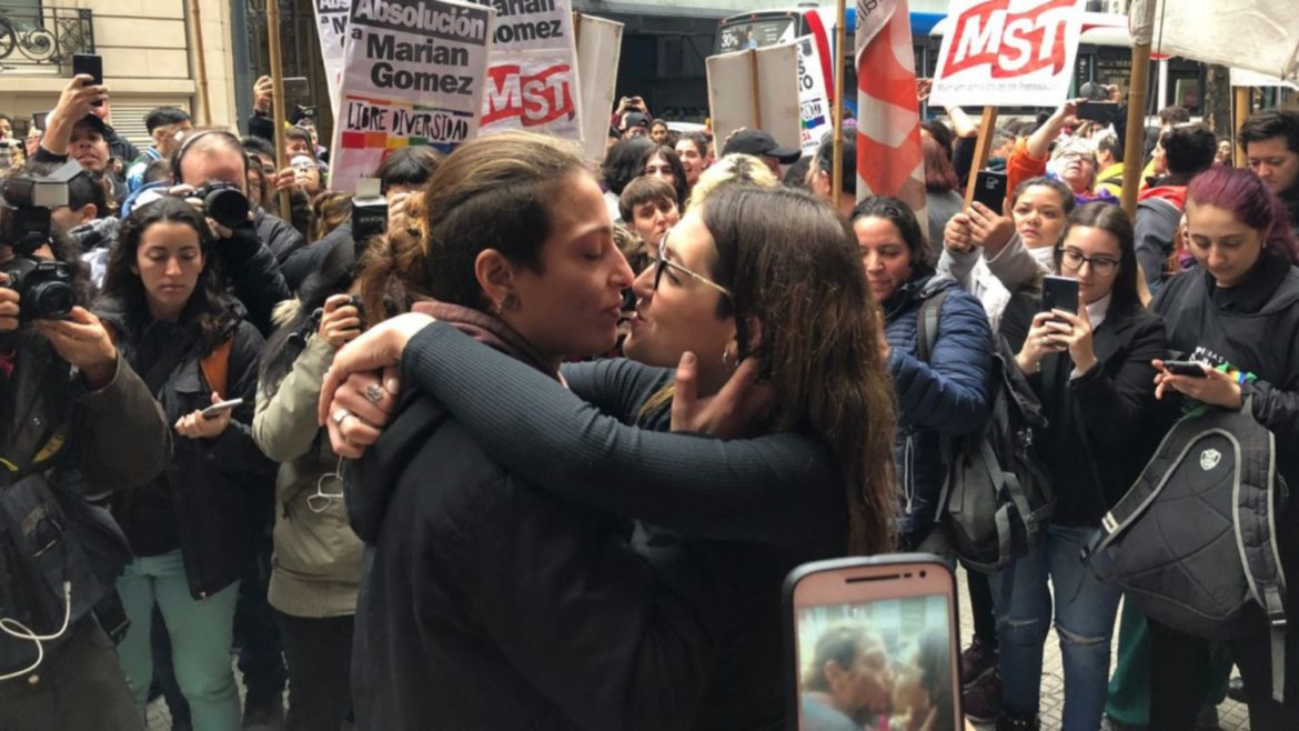 En el día del Orgullo LGBTIQ, condenaron a una joven por besar a su esposa