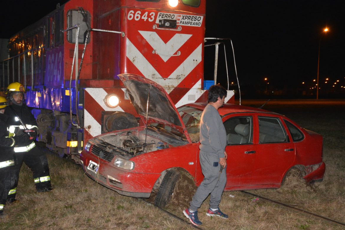 Pico: un tren arrastró un auto por 150 metros
