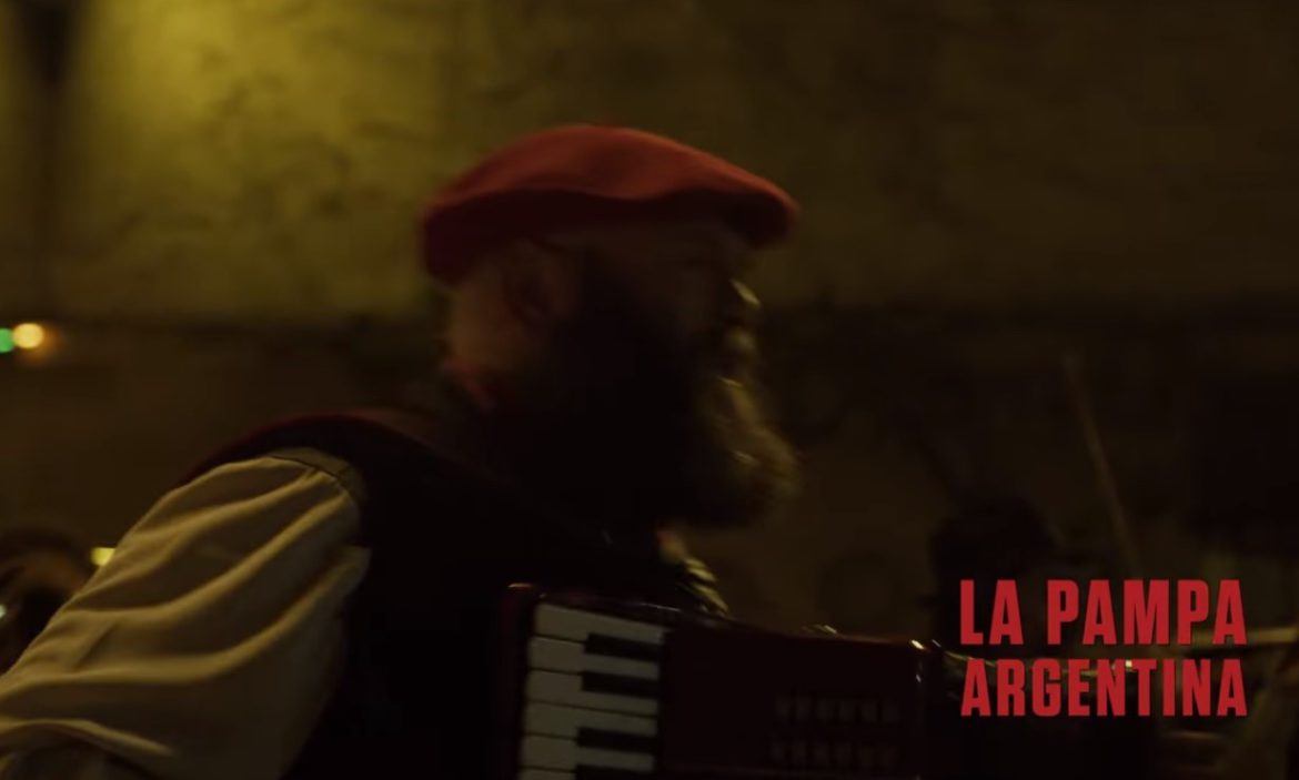 La Casa de Papel, con una escena en una fiesta en La Pampa
