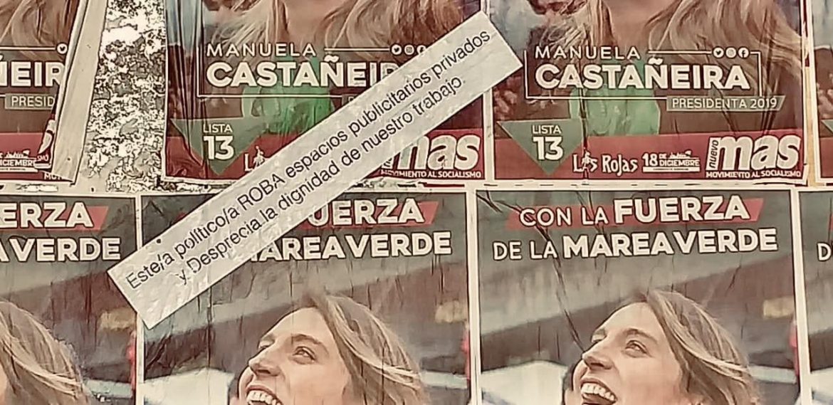 Pegatina de una candidata en Santa Rosa, con polémica