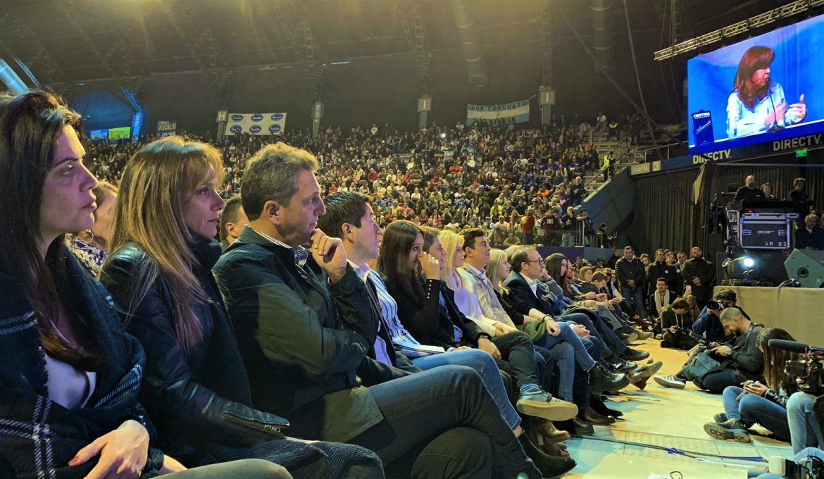CFK, con Massa: «Si nos peleamos entre nosotros, nos devoran los de afuera»