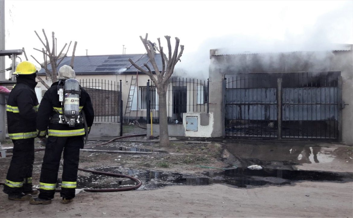 Se incendiaron una vivienda y un auto en Santa Rosa