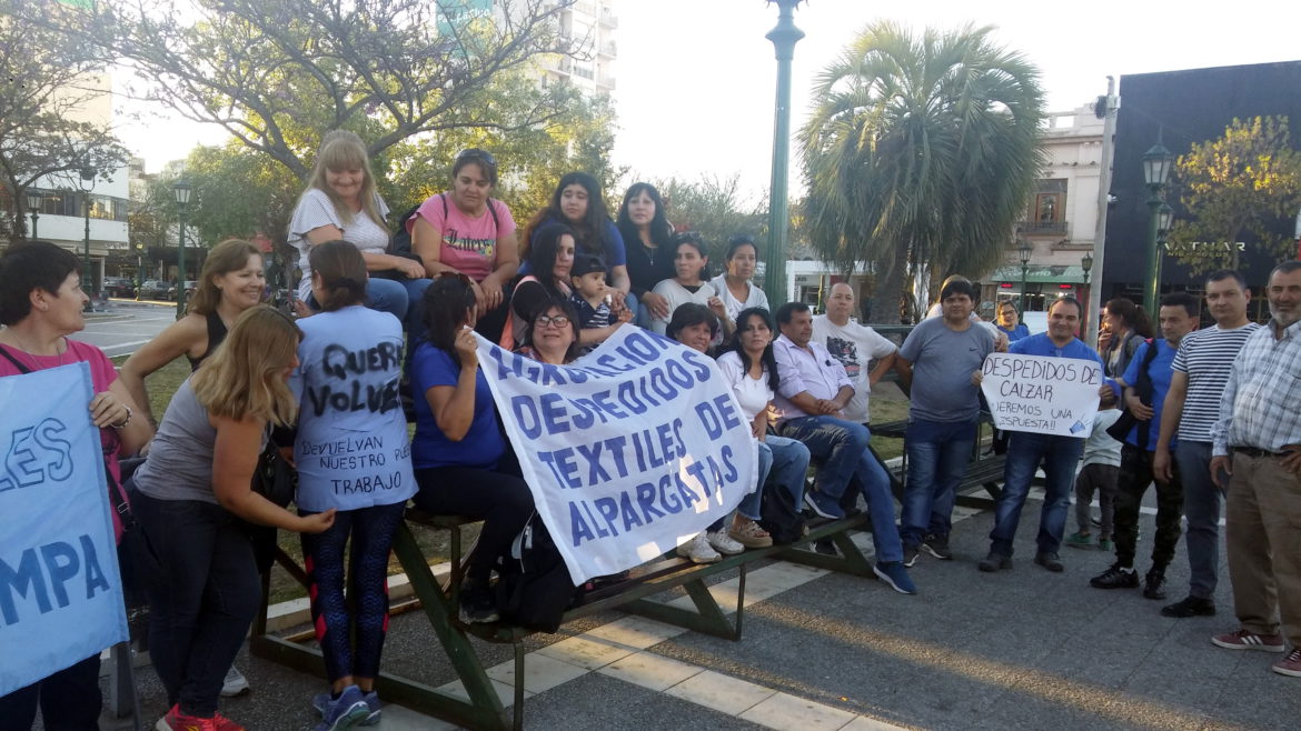 Un año del cierre de Alpargatas: «Ya nos comimos la indemnización y changueamos»