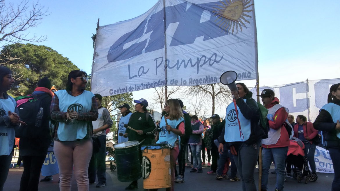 Gremios se movilizaron por las calles de Santa Rosa