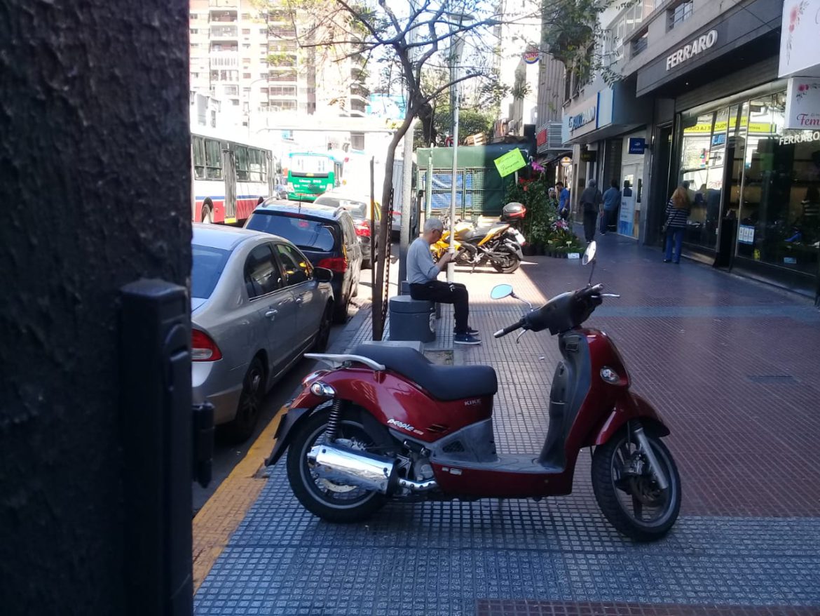 Baraldini, suelto, en una calle en Buenos Aires