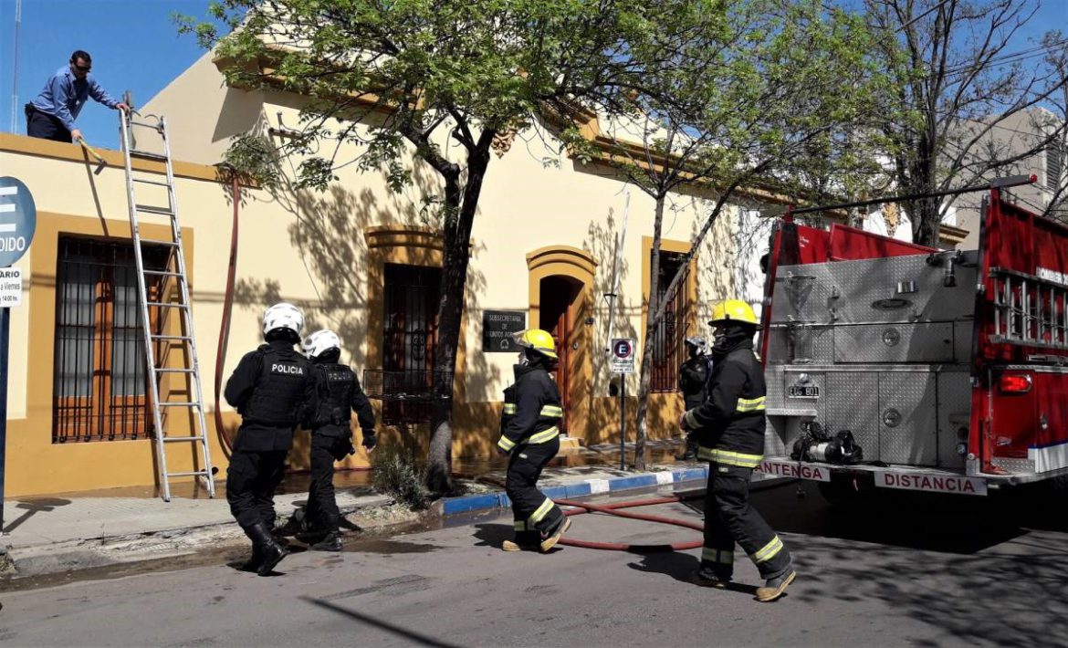 Colocaban membrana y se incendió el techo de la Subsecretaría de Asuntos Agrarios