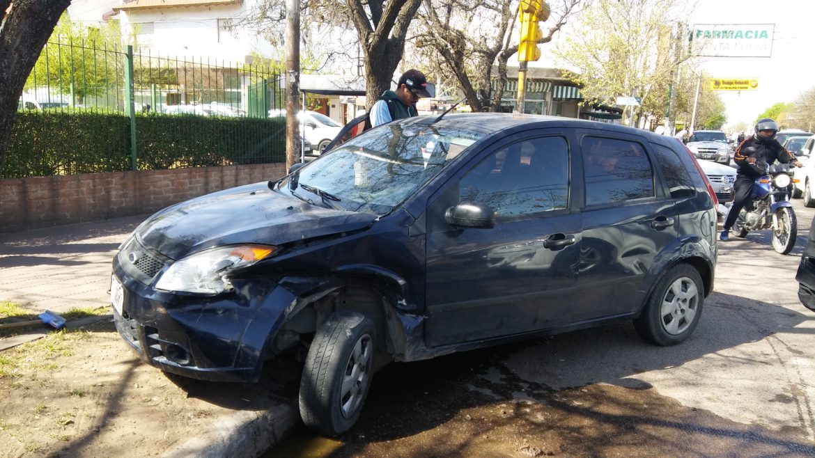 Choque en cadena involucró cinco autos y un camión regador