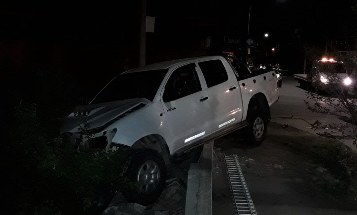 Chocaron y una camioneta terminó dentro de un patio en la Tomás Mason