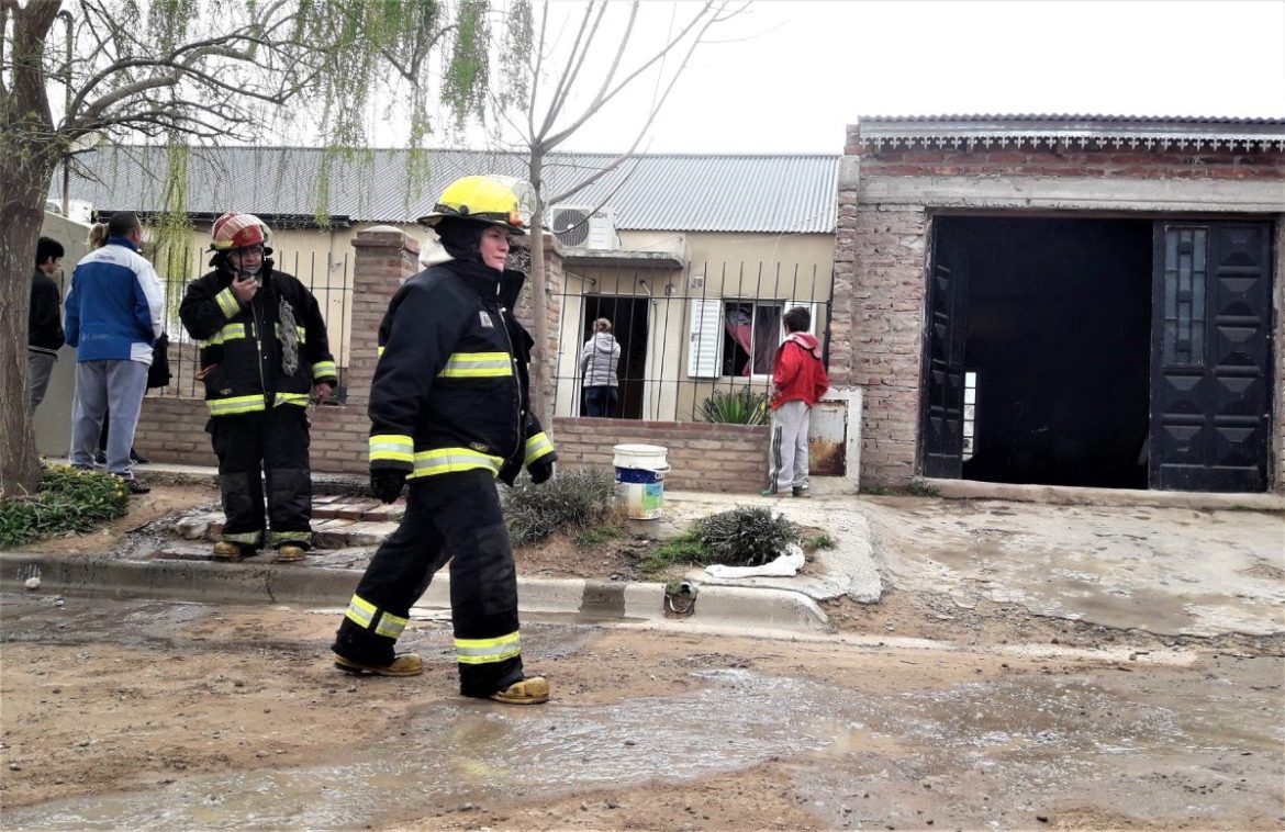 Dejó una vela prendida y generó un incendio en una casa