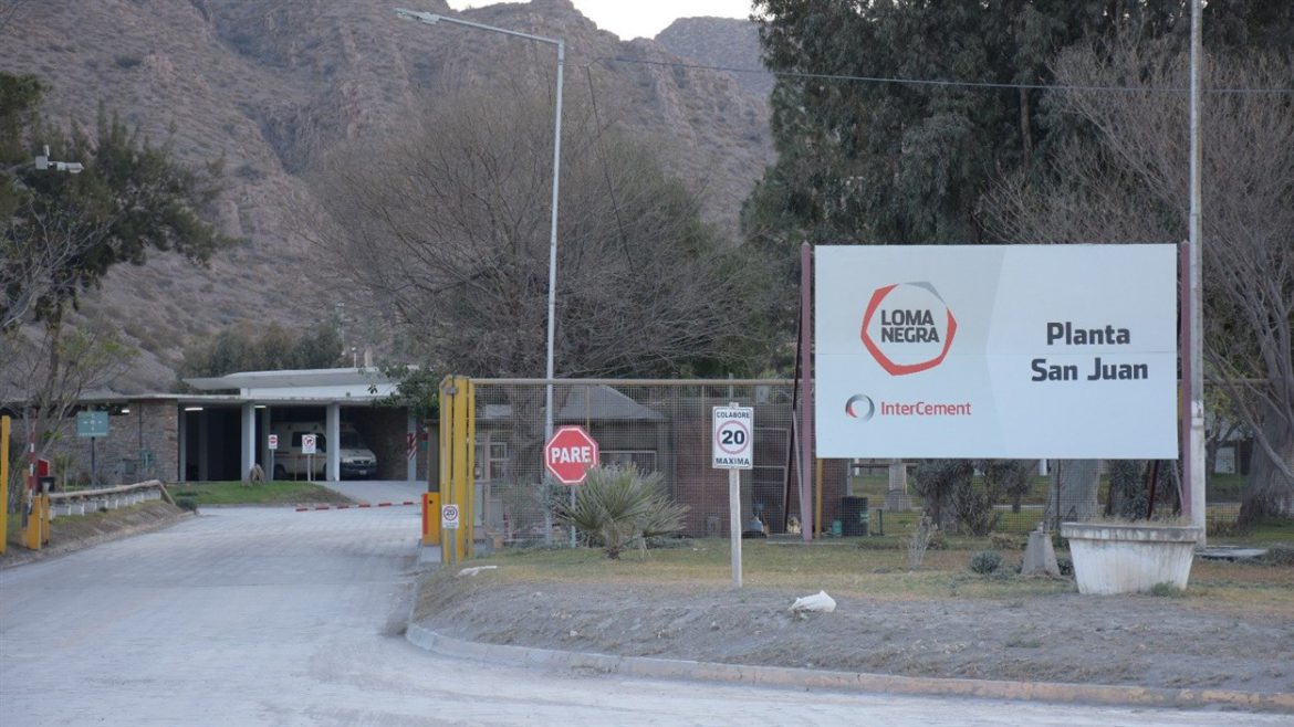 Loma Negra deja de producir cemento en una de sus plantas y despide operarios