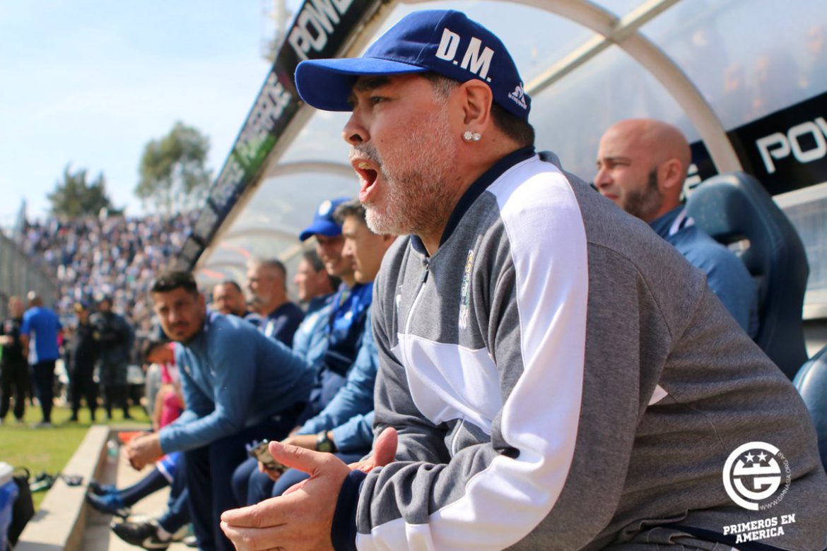 Maradona fue operado por un coágulo en el cerebro