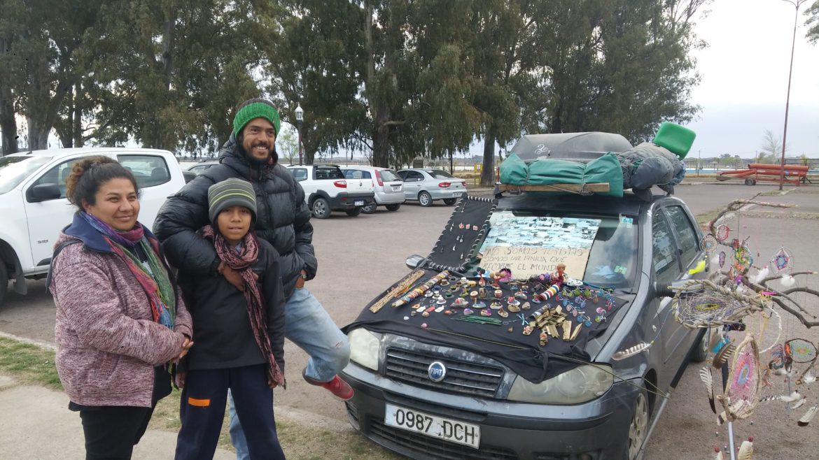 Familia uruguaya que recorre el mundo vendiendo artesanías está en Santa Rosa
