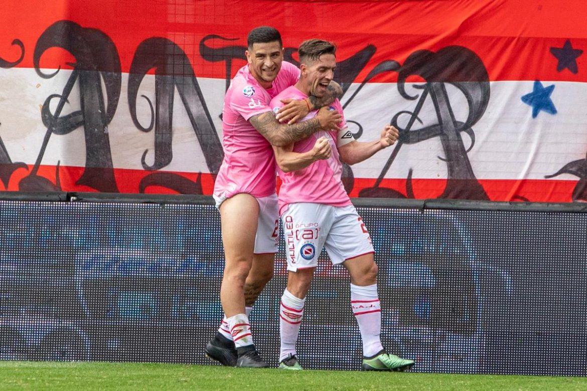 Argentinos alcanzó la punta tras vencer a Arsenal