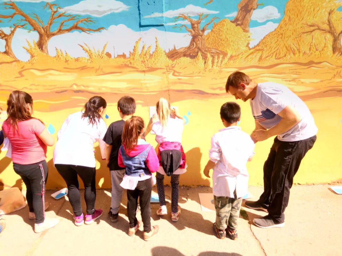 Ya se pintan gotas en el mural del Atuel