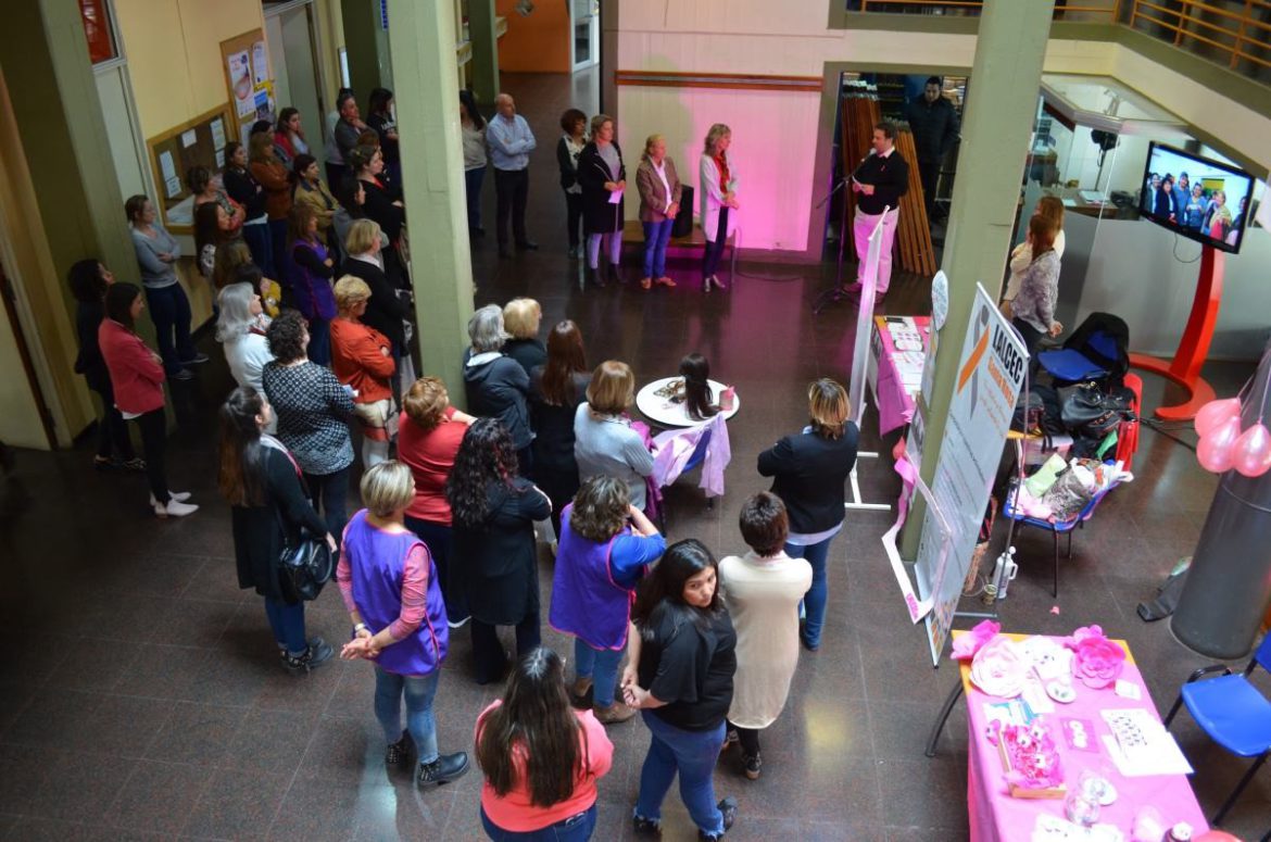 Charla sobre prevención y control del cáncer de mamas en la Legislatura