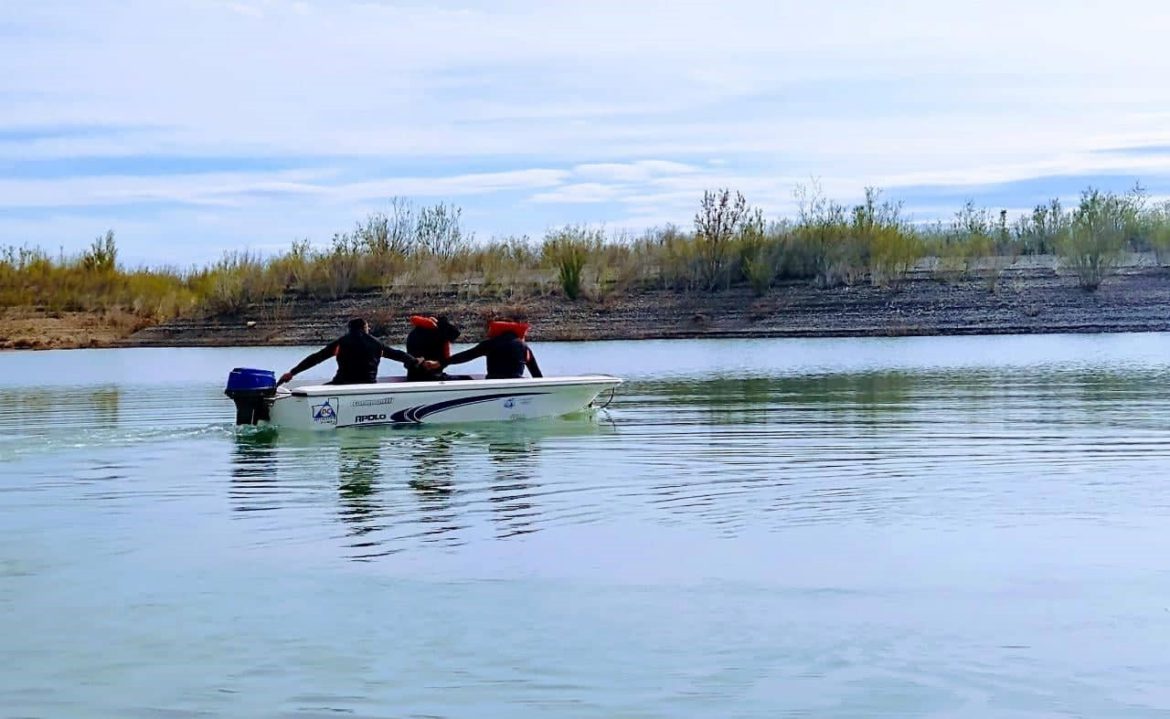 Buzos empezaron a buscar a los pescadores en el fondo del lago Casa de Piedra