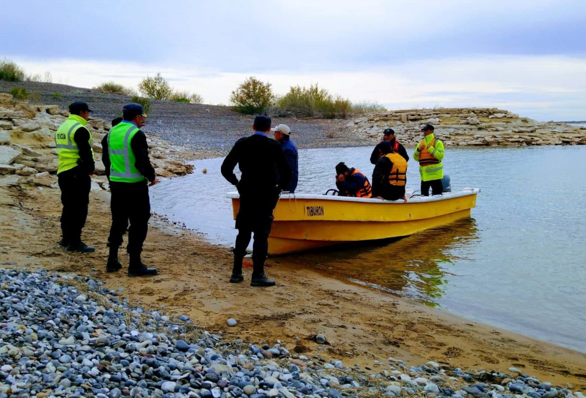 Marcha en Catriel para que no abandonen la búsqueda de los pescadores