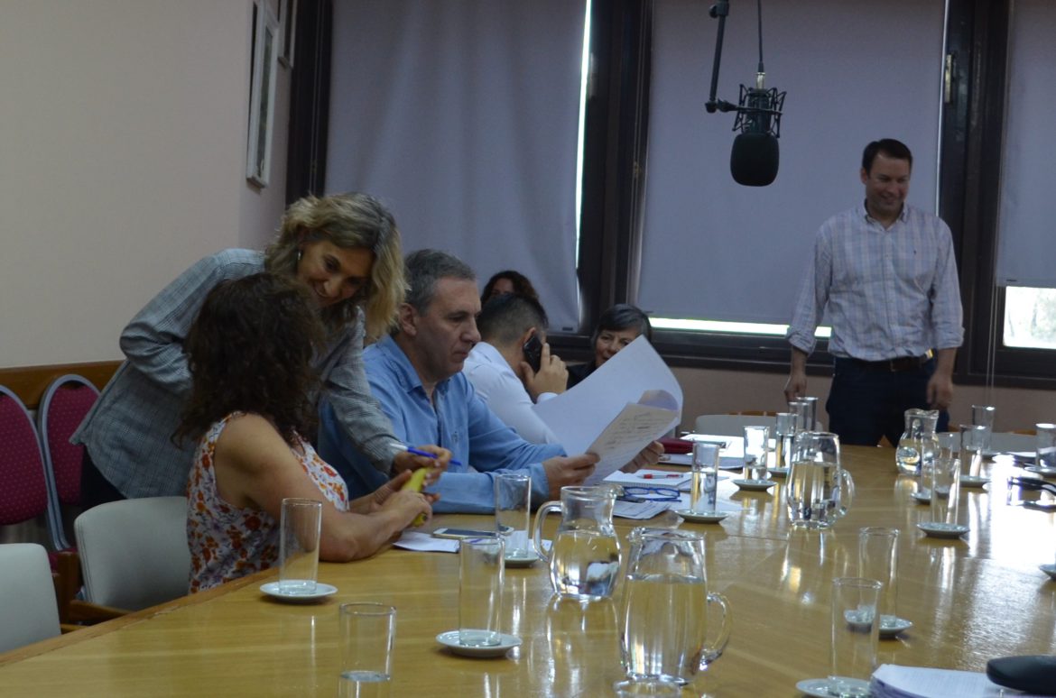 Leher, apuntada: una diputada le entregó bananas y otro diputado la cruzó