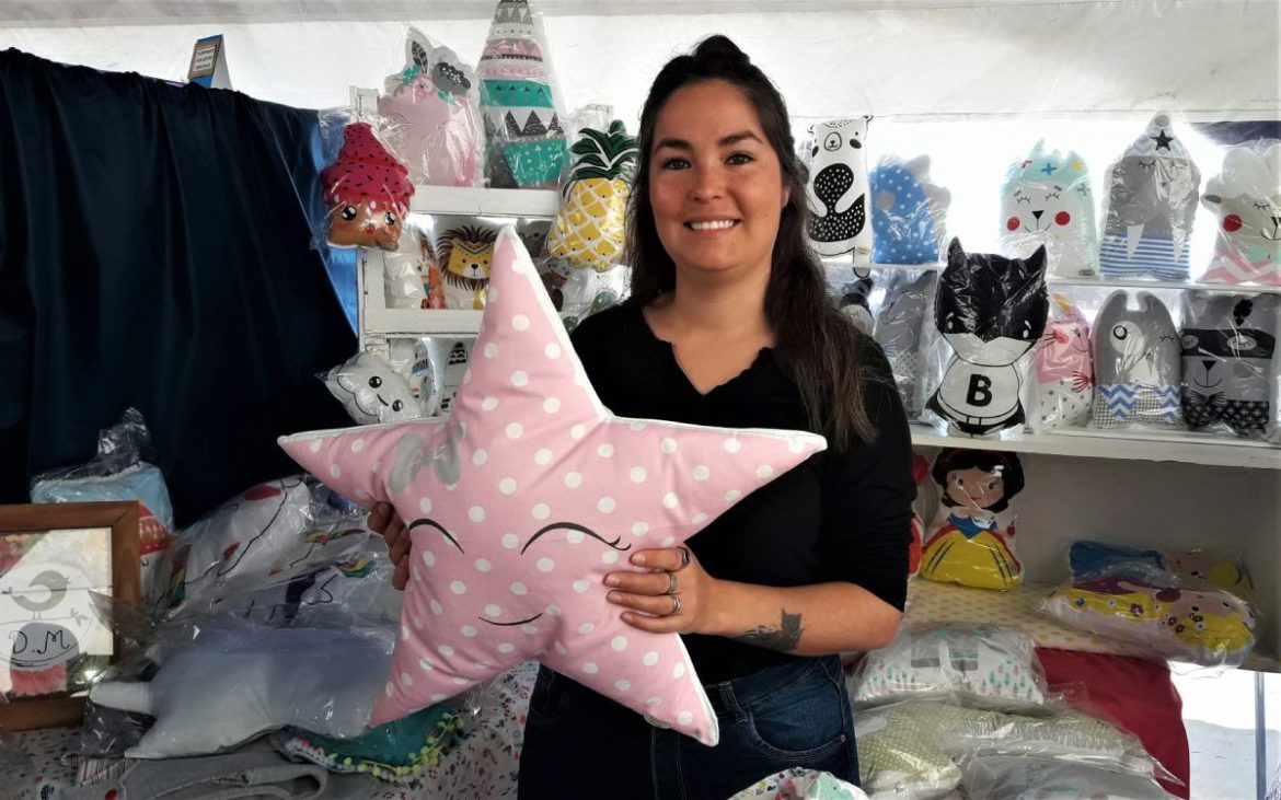 La emprendedora de Anchorena que hace almohadones infantiles