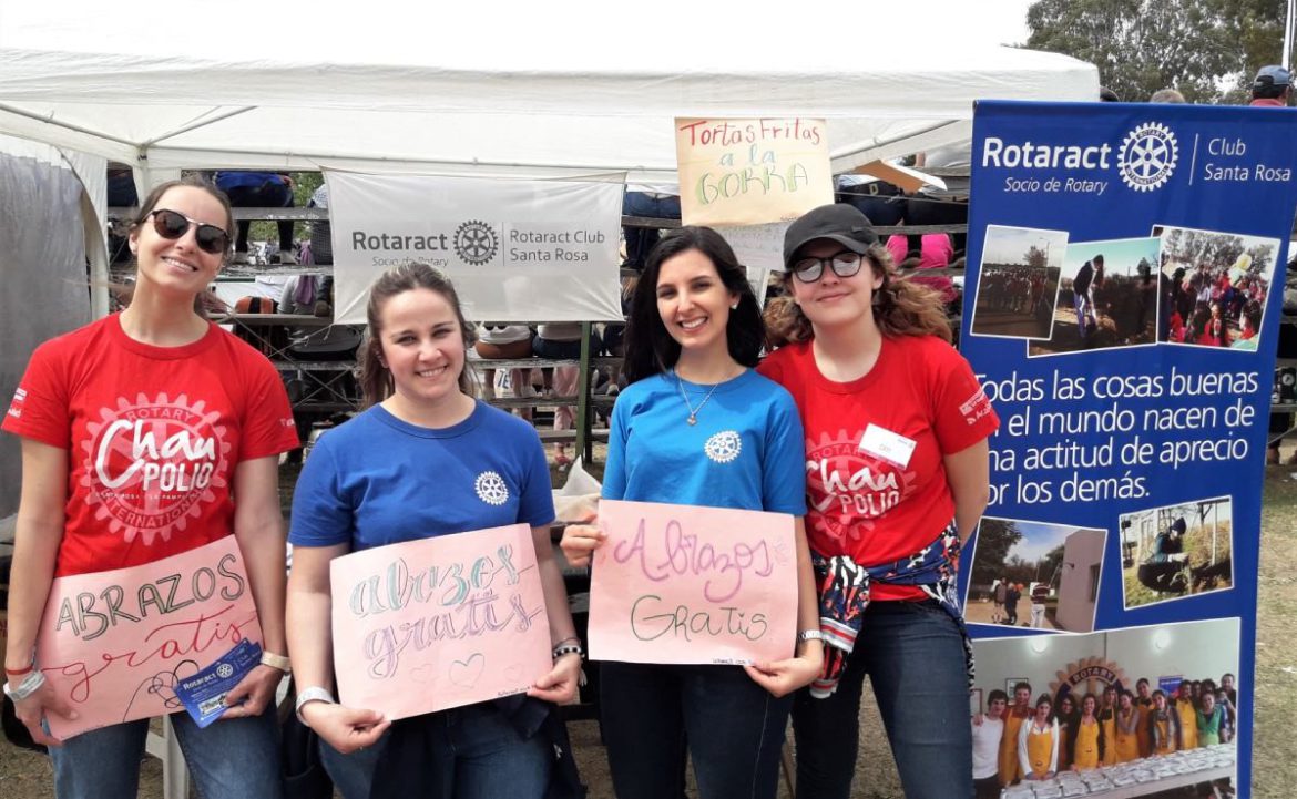 Tortas fritas y «abrazos gratis» de los jóvenes del Rotarac Santa Rosa