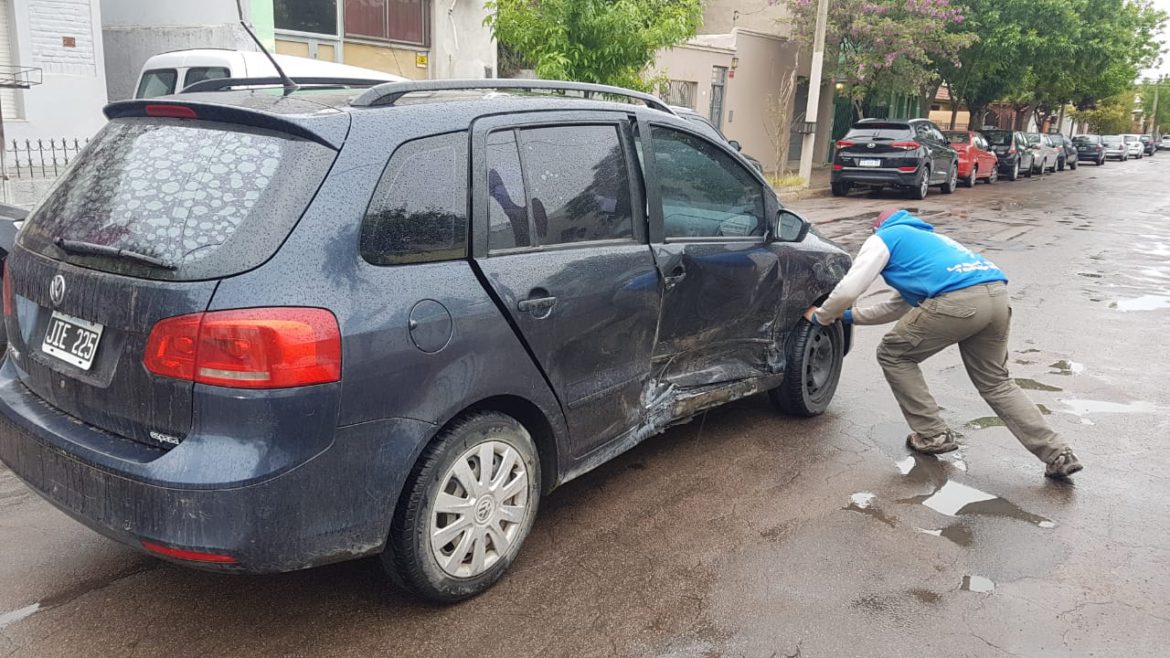 Choque en una esquina de Santa Rosa con una mujer lesionada
