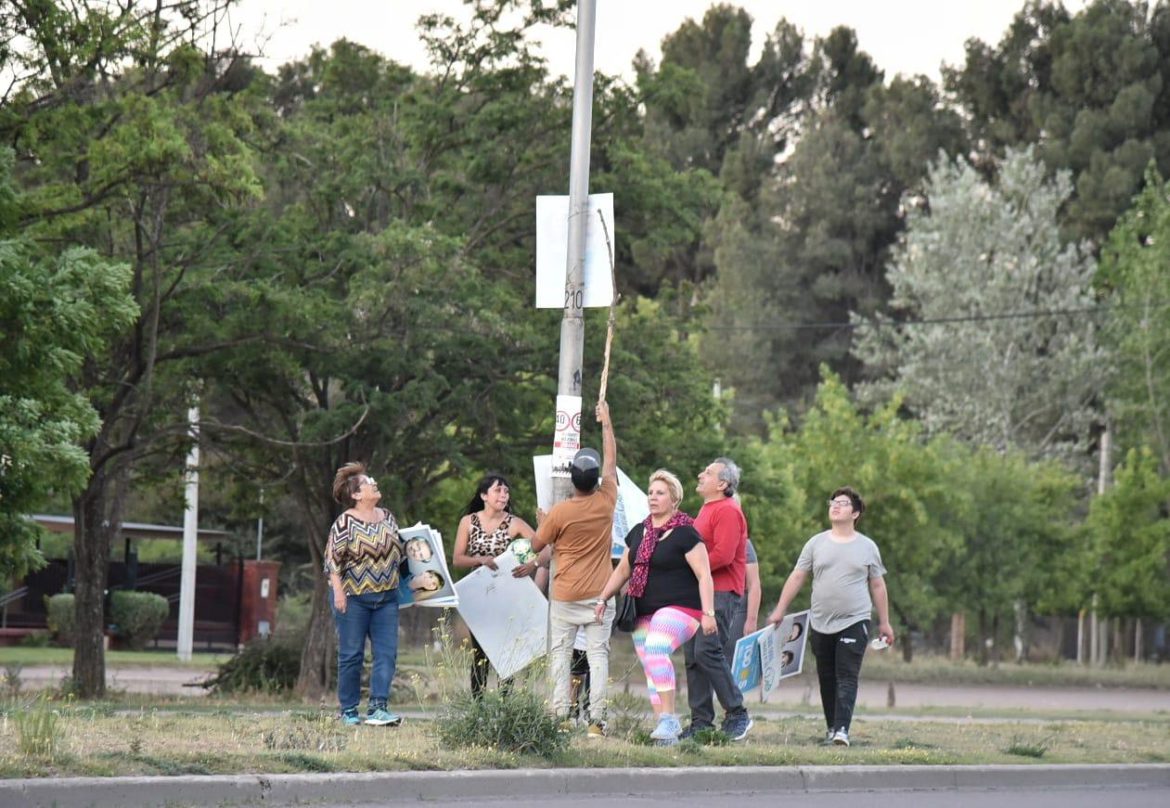 Militantes del PJ juntan carteles de plástico y los donan al Garrahan