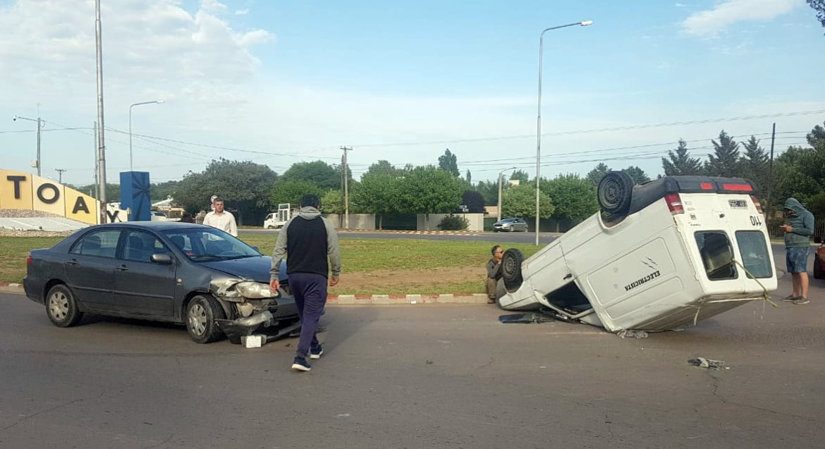 Choque y vuelco en la avenida Perón