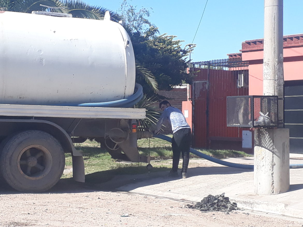 Vecinos del Fonavi 34 reclaman que les destapen las cloacas