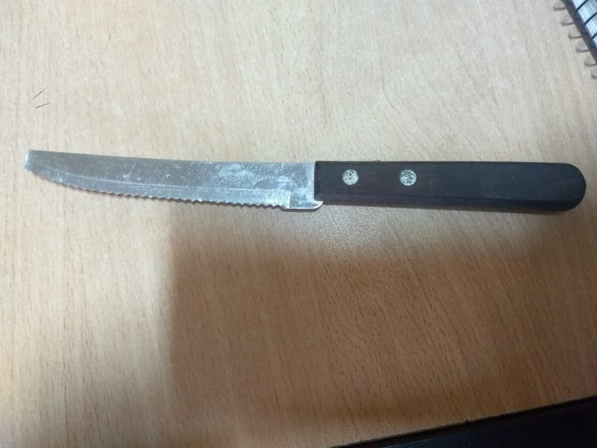 Tomó un taxi, ofreció pagar con una “salida amorosa”, el taxista se negó y lo asaltó