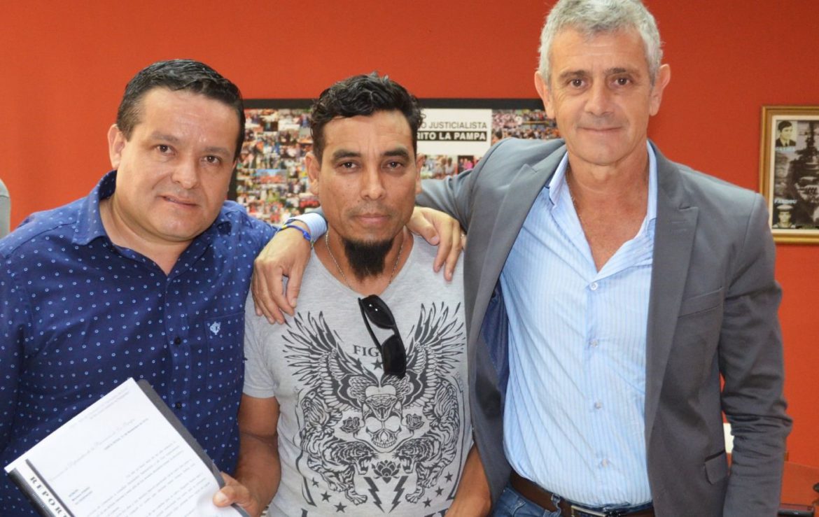 El vicegobernador reconoce en la Legislatura a empleados con 25 años de servicio