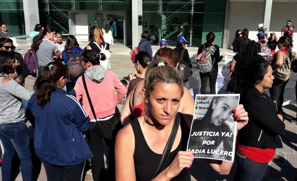 Nadia sigue en estado crítico y sus familiares se manifestaron en el Centro Judicial