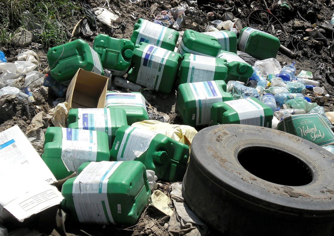 En medio de la prohibición, arrojaron bidones de agroquímicos en Caleufú