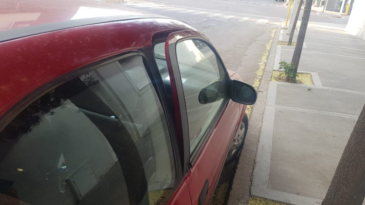 Estaban forzando la puerta de un auto y los detuvieron
